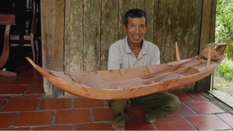 Độc đáo những chiếc xuồng, ghe nhỏ như ổ bánh mì ở miền Tây