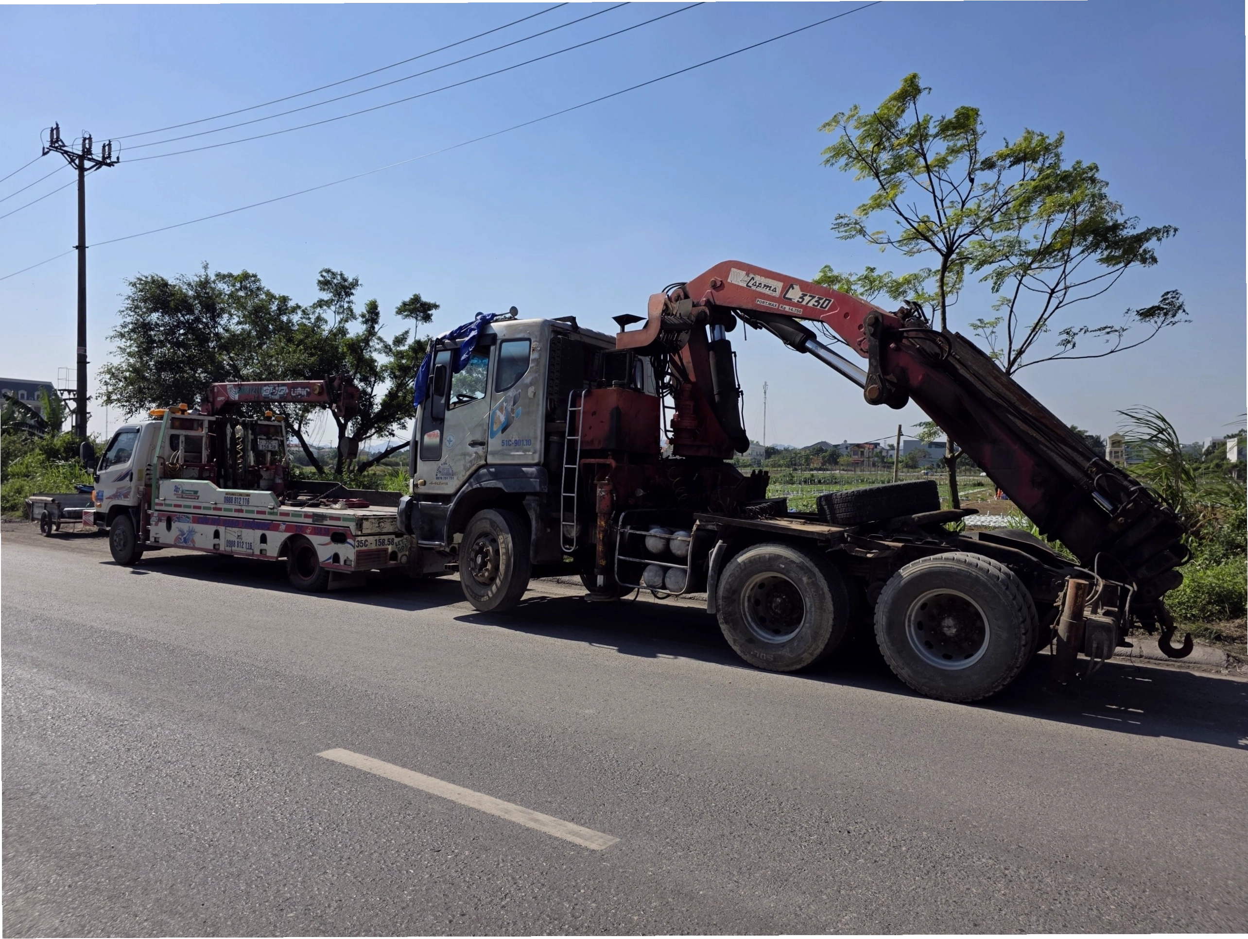Đội cứu hộ đang vá lốp xe tải