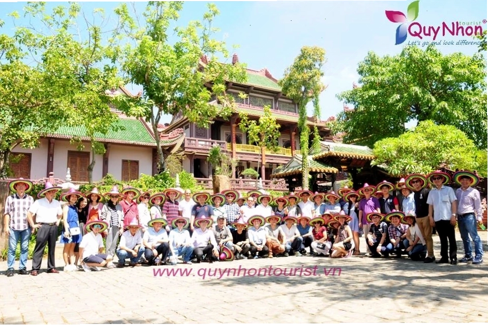 Đội ngũ nhân viên Quy Nhơn Tourist phục vụ du khách