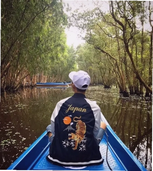 Dòng kênh trong Rừng Tràm Trà Sư với hai bên là tràm xanh rì