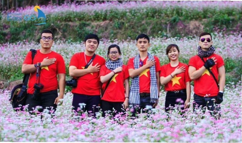 Đồng phục cờ đỏ sao vàng cho nhóm bạn đi Mộc Châu