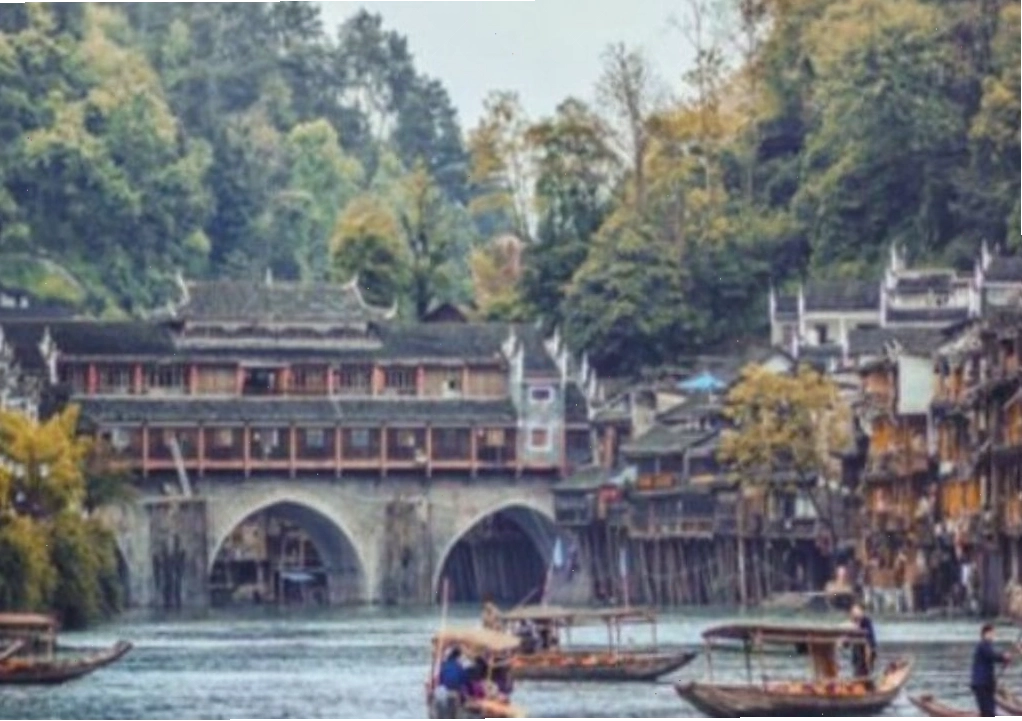 Dòng sông Đà Giang mùa hè tại Phượng Hoàng Cổ Trấn