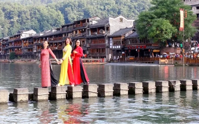 Dòng sông Đà Giang thơ mộng chảy qua Phượng Hoàng Cổ Trấn