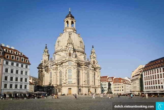 Dòng sông Elbe chảy qua Dresden với những con thuyền cổ
