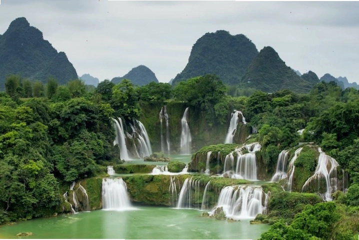 Dòng sông hiền hòa với những con thuyền trên mặt nước