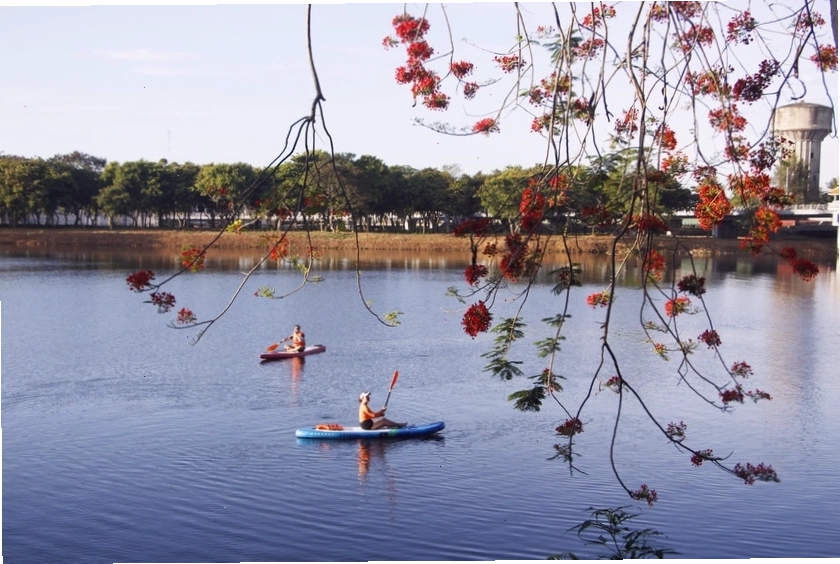 Dòng sông Hương thơ mộng nhìn từ phố đi bộ Nguyễn Đình Chiểu