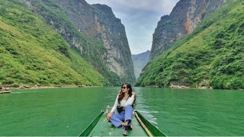 Dòng sông Nho Quế xanh biếc chảy qua hẻm núi Tu Sản hùng vĩ