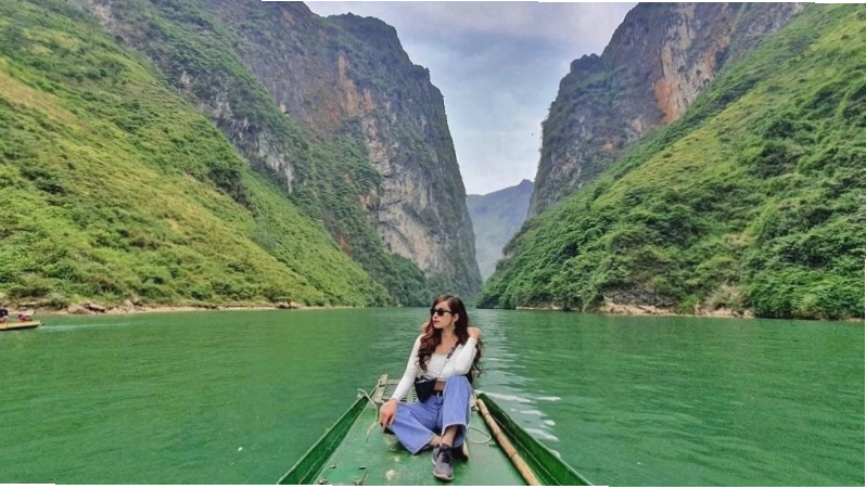 Dòng sông Nho Quế xanh biếc giữa lòng hẻm núi