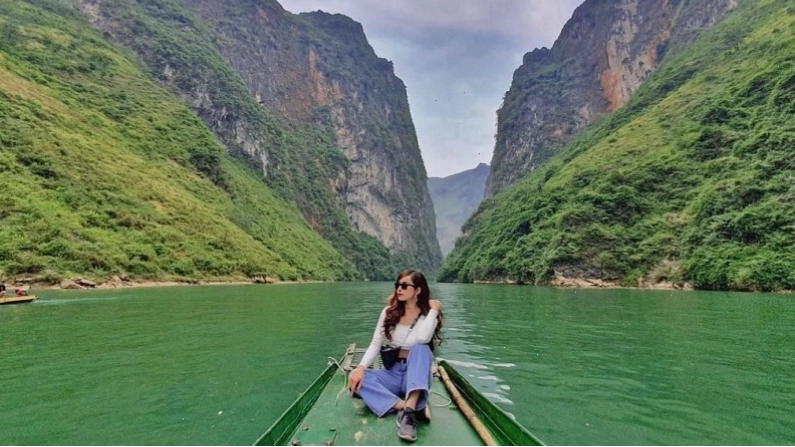 Dòng sông Nho Quế xanh ngắt chảy dưới chân đèo Mã Pì Lèng