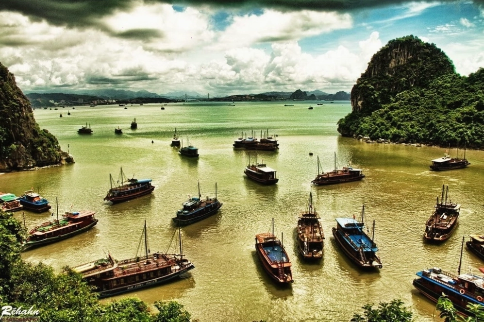 Dòng sông quê với những con thuyền neo đậu