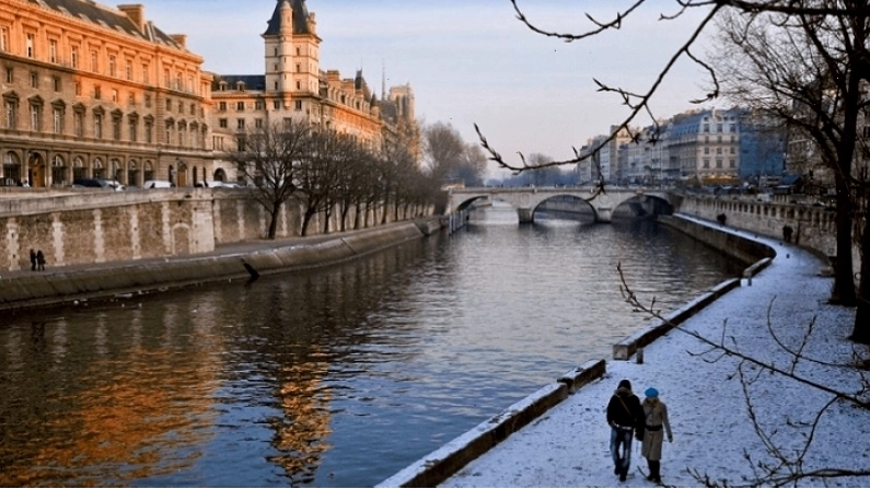 Dòng sông Seine Paris mùa đông với cảnh vật tĩnh lặng và có thể có tuyết