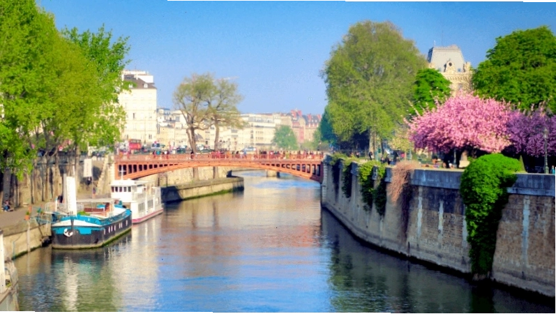 Dòng sông Seine Paris mùa xuân với cây cối xanh tươi và không khí trong lành