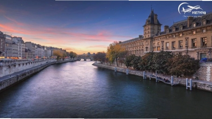Dòng sông Seine thơ mộng chảy qua Paris