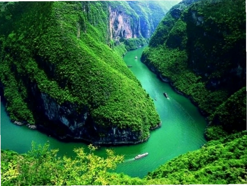 Dòng Trường Giang chảy dài quanh co, uốn lượn giữa núi đồi hùng vĩ