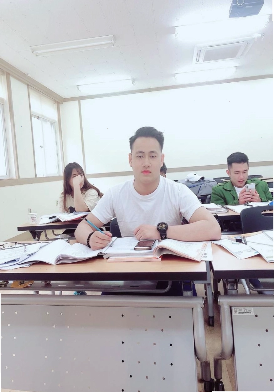 Du học sinh Hàn Quốc trong trang phục làm thêm tại quán cà phê