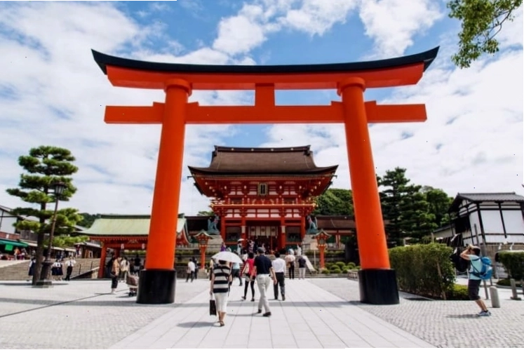 Du khách cần giữ thái độ trang nghiêm khi tham quan cổng Torii