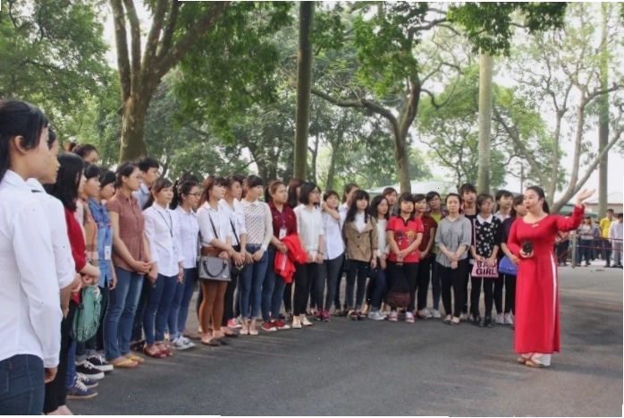 Du khách chăm chú lắng nghe bài thuyết minh tại một di tích lịch sử