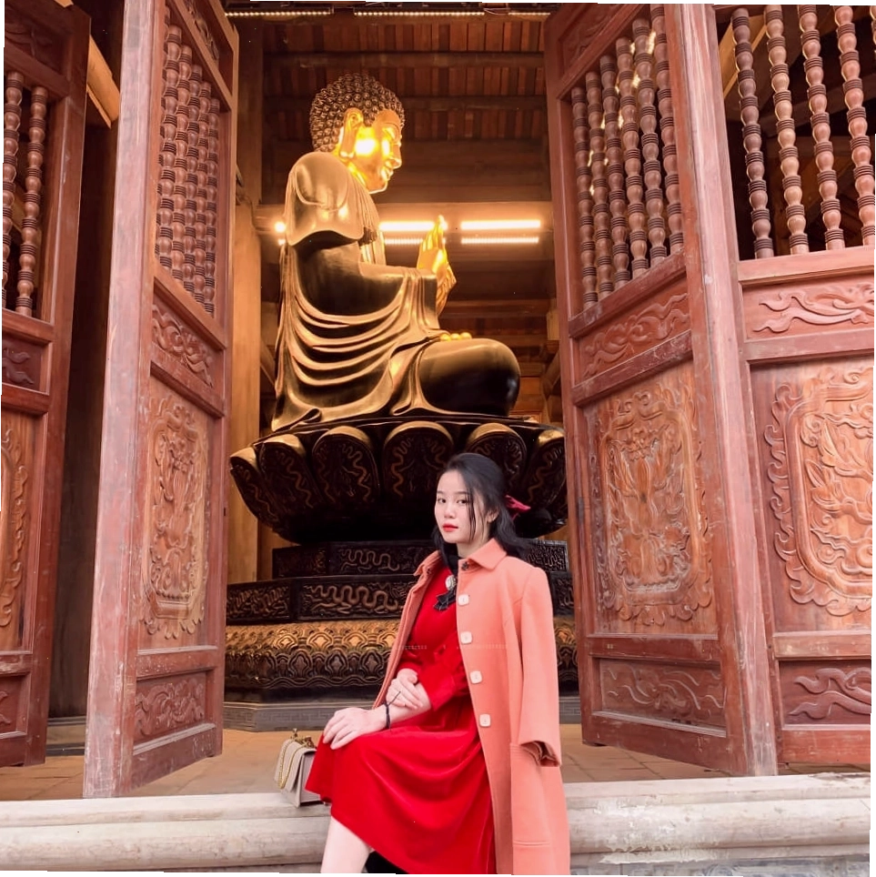 Du khách check-in tại Cổng Tam Quan
