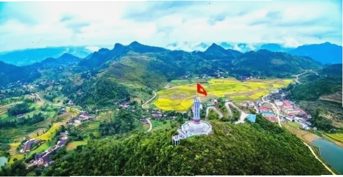 Du khách check-in tại Cột cờ Lũng Cú, điểm cực Bắc của Việt Nam