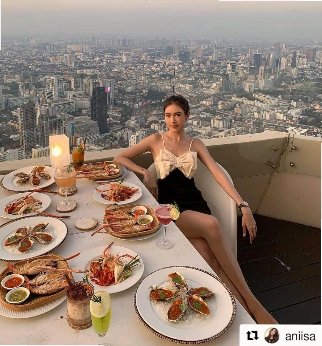 Du khách check-in tại khu vực ngoài trời của Baiyoke Sky nhìn ra thành phố