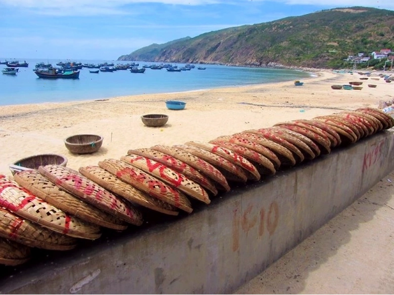 Du khách check-in trên cầu gỗ dẫn ra Hòn Khô, Làng chài Nhơn Hải