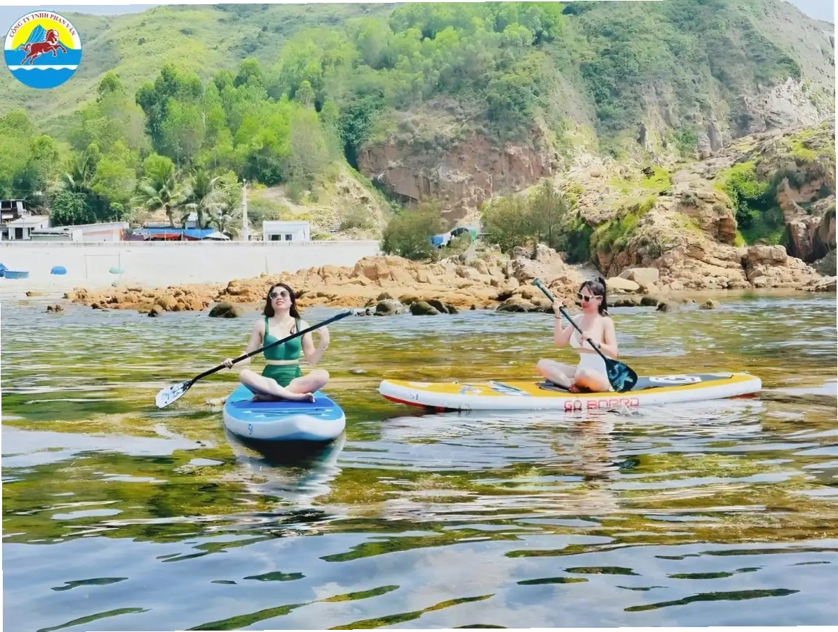 Du khách chèo SUP trên thảm rong mơ xanh mướt tại Hòn Khô Quy Nhơn