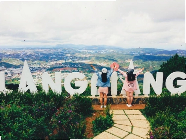 Du khách chinh phục đỉnh núi Langbiang