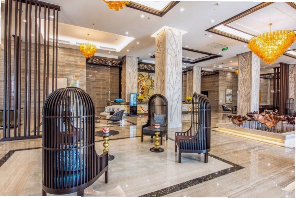 Du khách chuẩn bị đồ dùng cần thiết cho chuyến đi