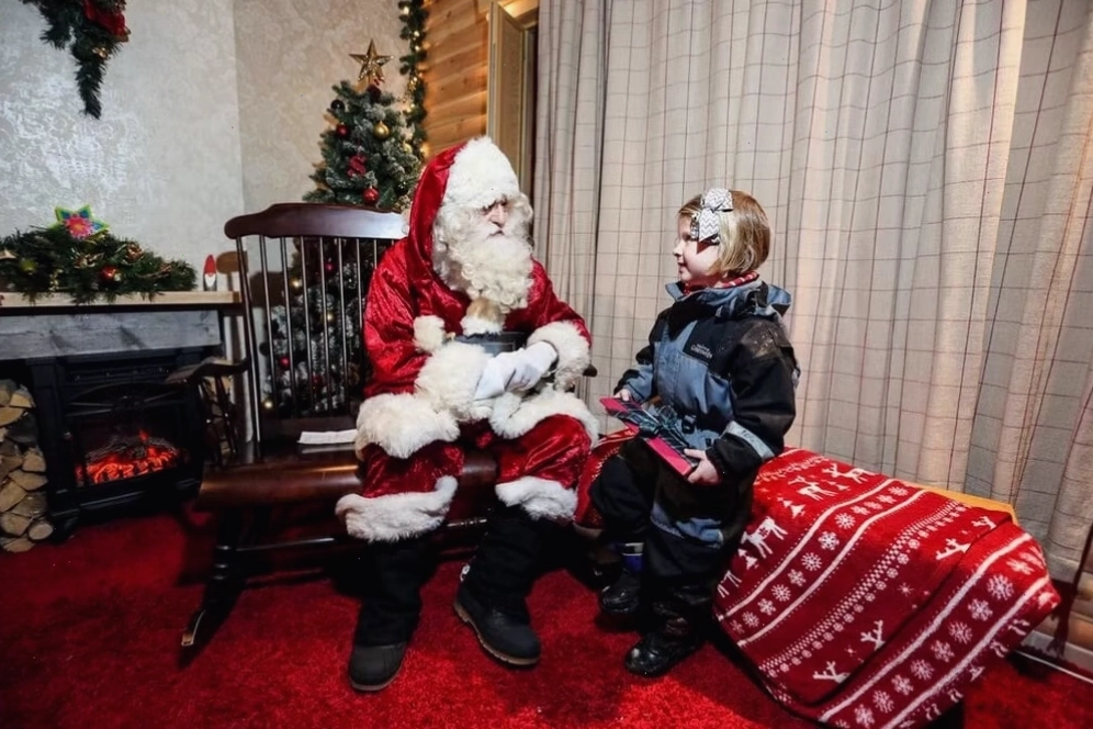 Du khách chụp ảnh cùng Ông Già Tuyết tại Làng Giáng Sinh Santa Claus