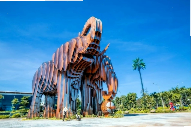 Du khách chụp ảnh kỷ niệm cùng voi sắt Buôn Ma Thuột