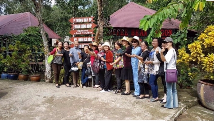 Du khách chụp ảnh kỷ niệm tại Làng Cá Sấu Hoa Cà