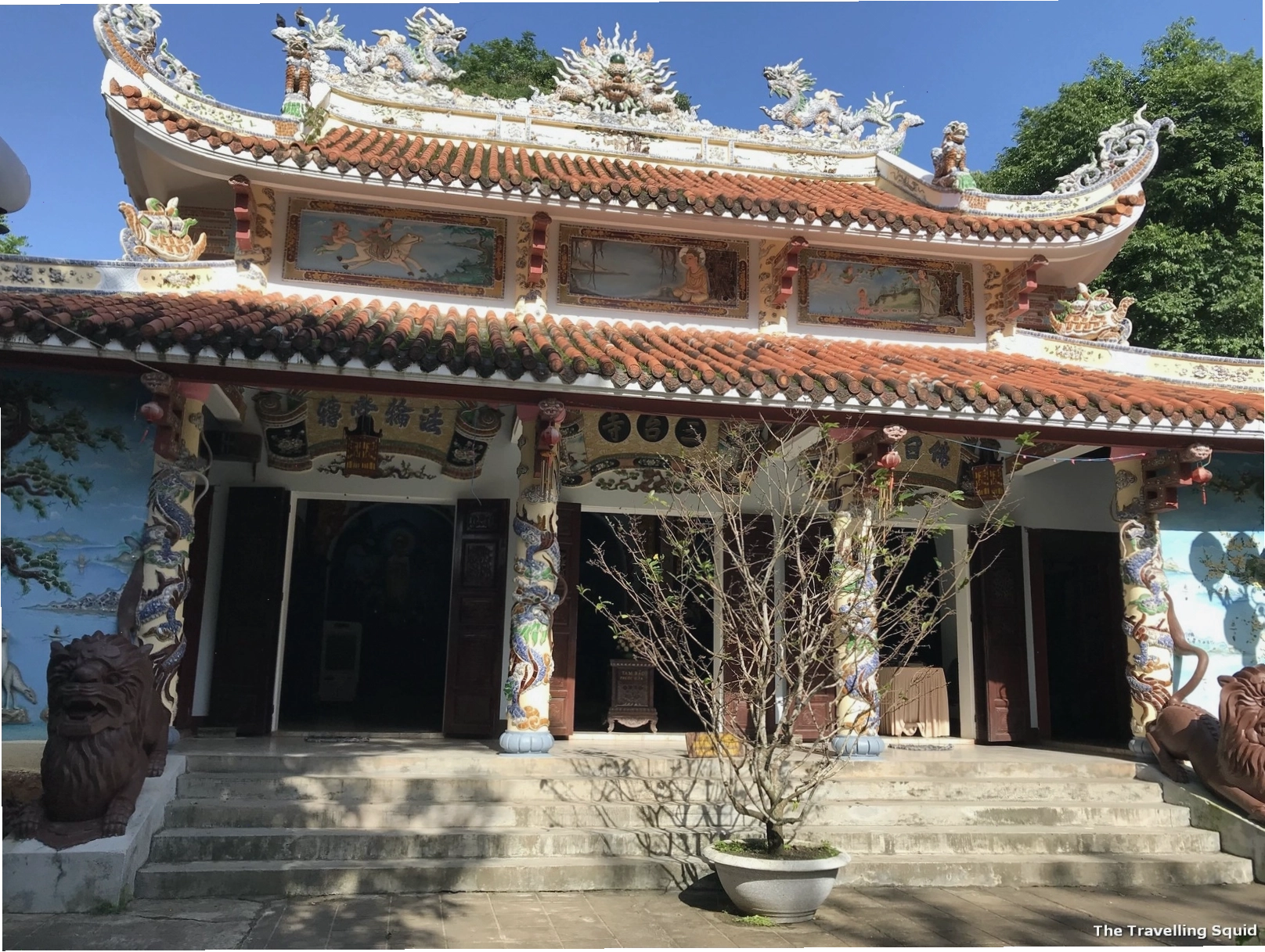 Du khách chụp ảnh kỷ niệm tại một góc của Marble Mountains