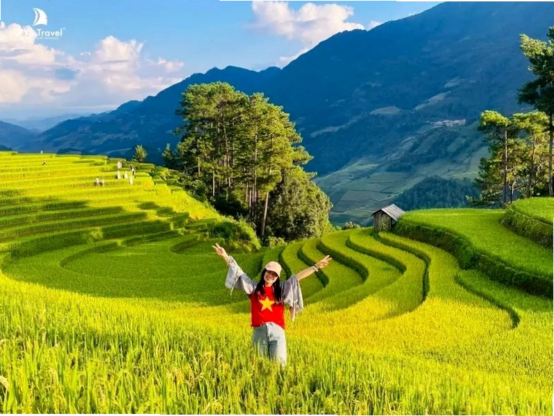 Du khách chụp ảnh kỷ niệm tại Mù Cang Chải