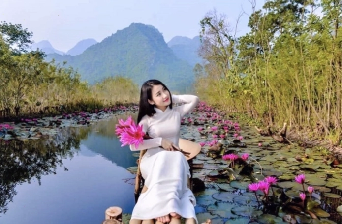Du khách chụp ảnh lưu niệm tại danh thắng Kim Sơn