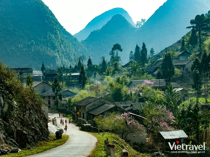Du khách chụp ảnh lưu niệm tại Làng Văn hóa Lũng Cẩm