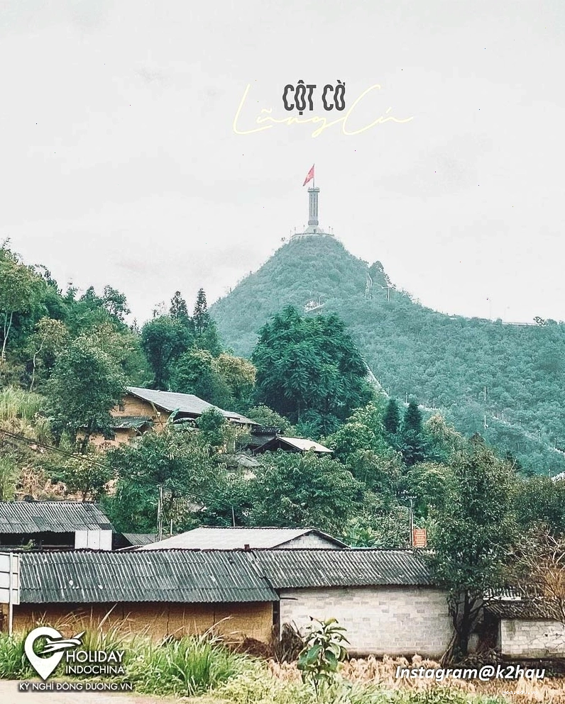 Du khách chụp ảnh tại Cột cờ Lũng Cú