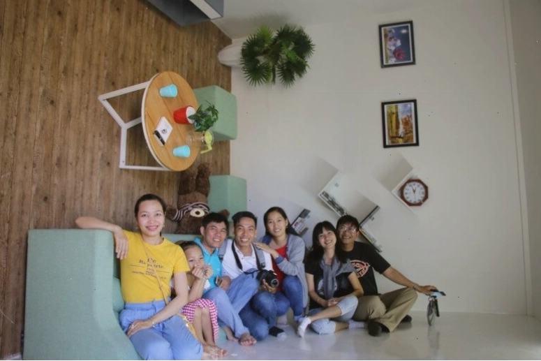 Du khách chụp ảnh tại nhà úp ngược