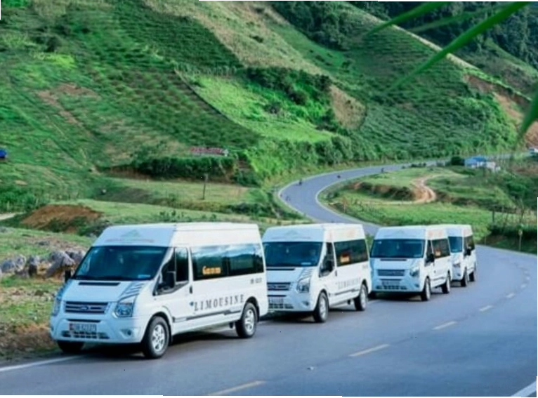 Du khách có thể chọn xe limousine để di chuyển đến Mộc Châu
