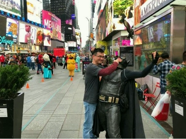 Du khách có thể chụp hình với các nhân vật yêu thích tại Times Square