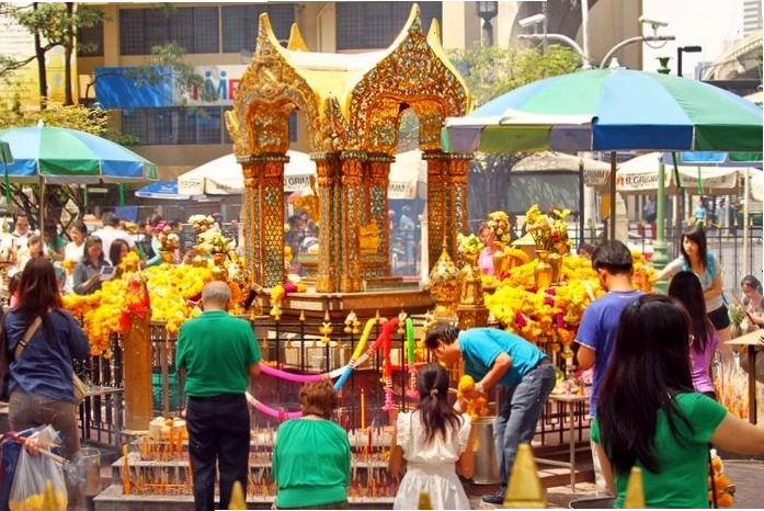 Du khách cúng viếng Phật 4 mặt tại Đền Erawan