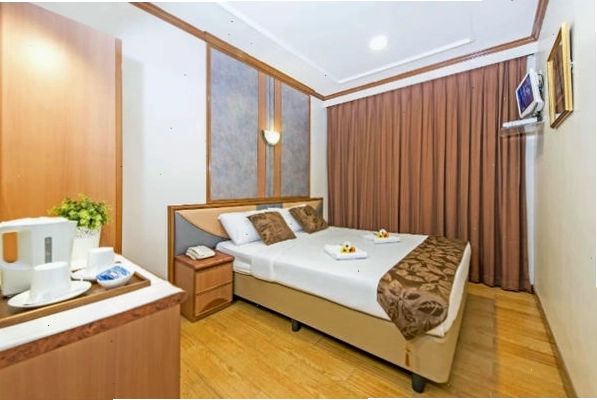 Du khách cưỡi ngựa trên làn nước xanh tại Tonga
