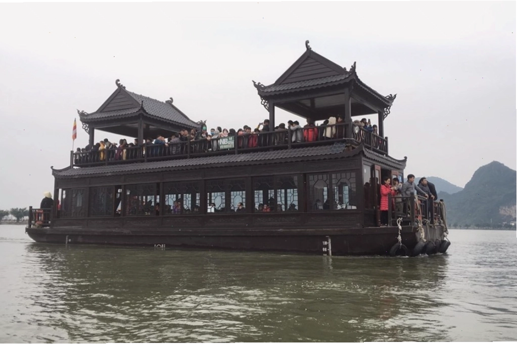 Du khách dâng hương tại Chùa Tam Chúc