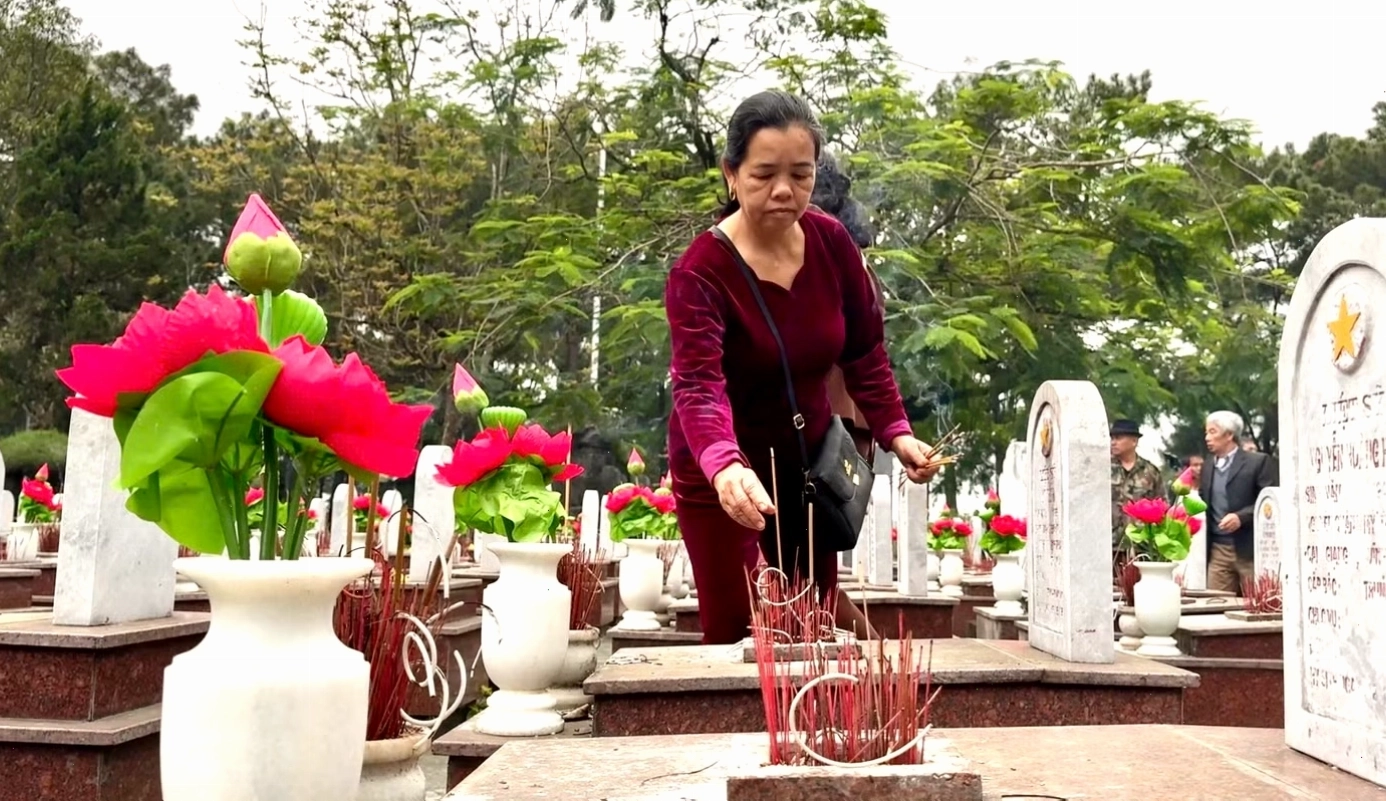 Du khách dâng hương tưởng niệm tại Nghĩa trang Trường Sơn