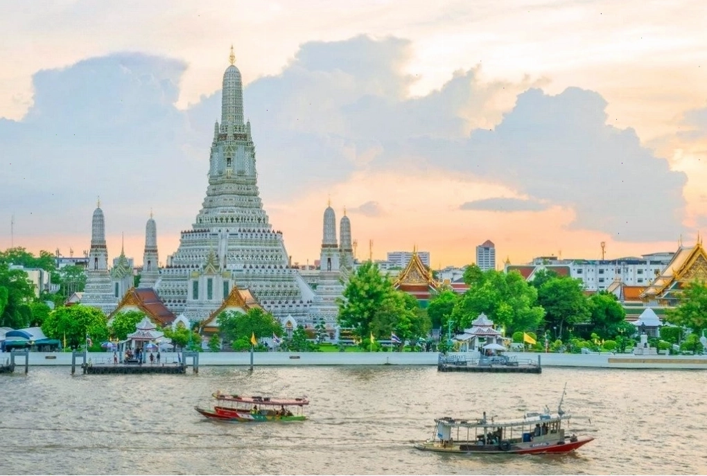 Du khách đang mua sắm tại chợ đêm Thái Lan