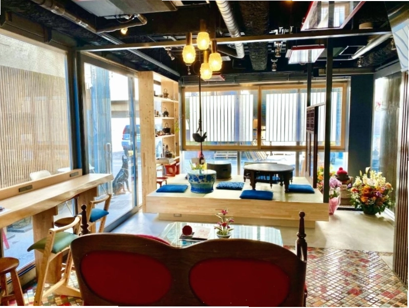 Du khách đang thư giãn tại bể tắm onsen ngoài trời của ryokan