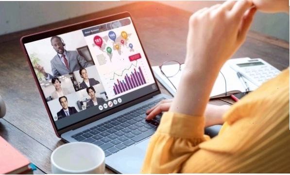 Du khách đang xem xét các lựa chọn dịch vụ khách sạn