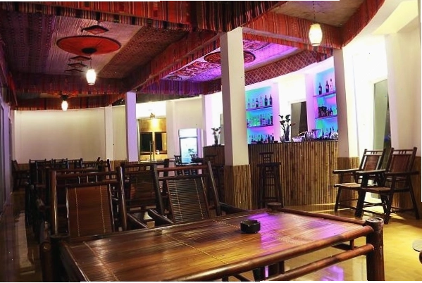 Du khách đạp xe khám phá bản làng gần Mai Châu Sunset Boutique