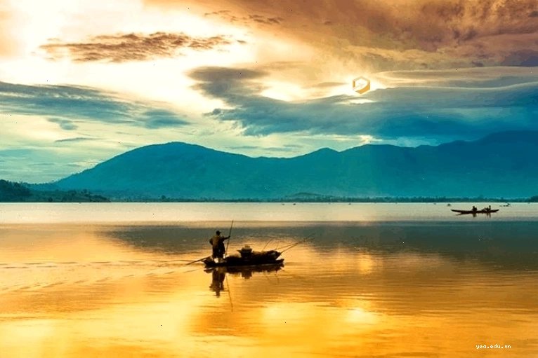 Du khách đi bộ trên con đường mòn dẫn đến Thác Lưu Ly