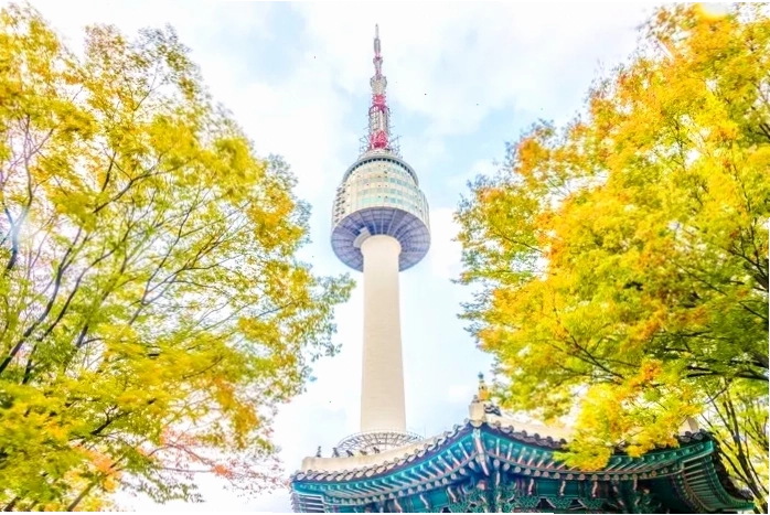 Du khách đi cáp treo lên Tháp Namsan