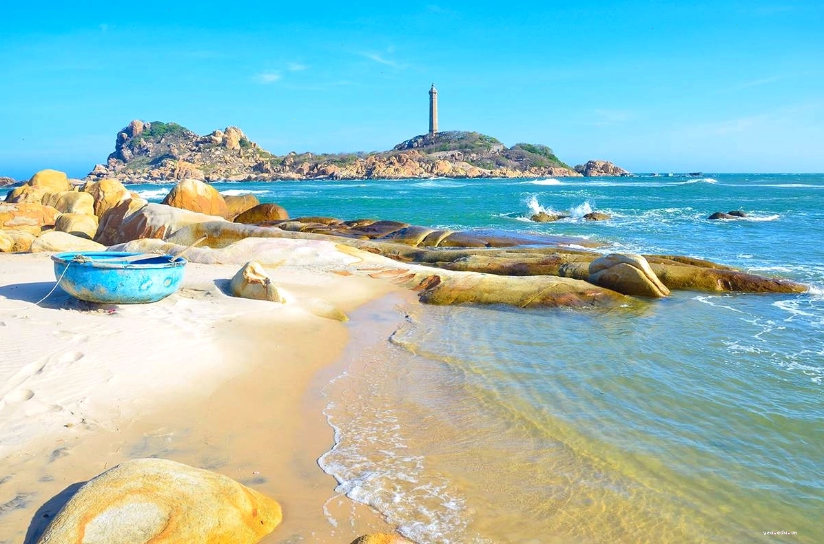 Du khách di chuyển bằng cano ra đảo Kê Gà